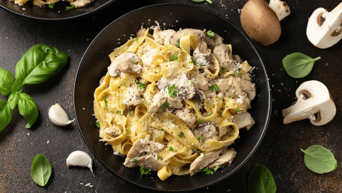 Тальятелле с курицей и грибами — макароны с шампиньонами и сливочным соусом